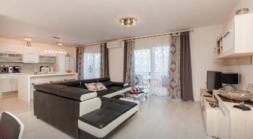 D'Angellis Livaja Apartments — Hotel in Okrug Gornji