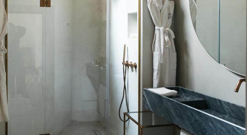 Image of King Suite with Spa Bath - Annex 8
