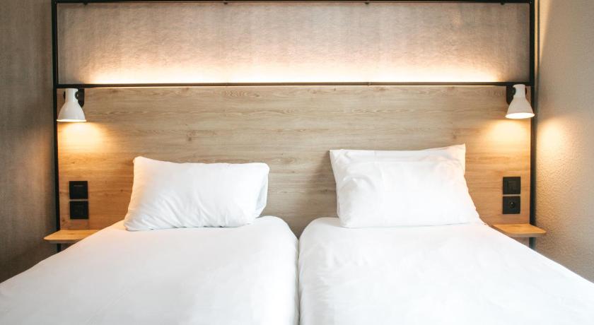 Image of Standard Twin Room for 2 People 5