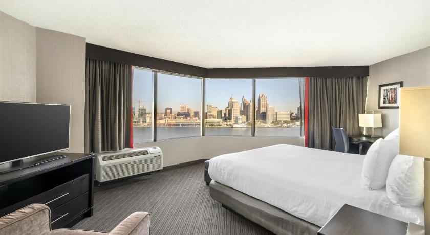 Image of 1 King Bed, Nonsmoking, Panoramic River View 0