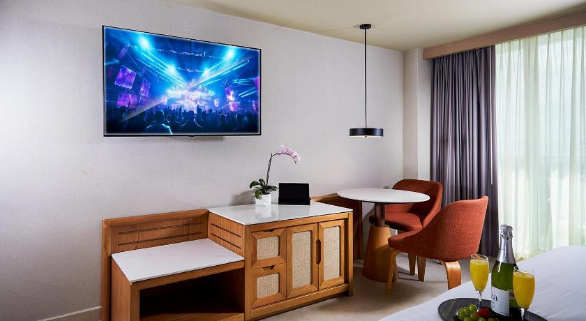 Image of Deluxe Ocean View King 6