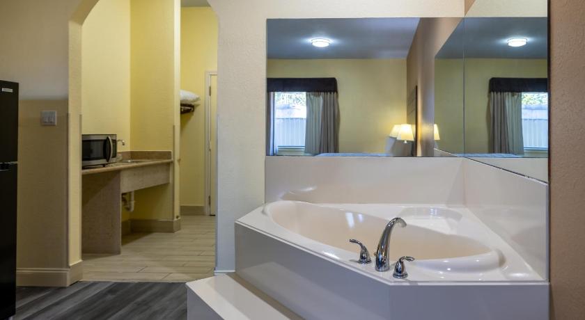 Image of 1 King Bed | Suite, Nsmk, Hot Tub, Micfridge 8
