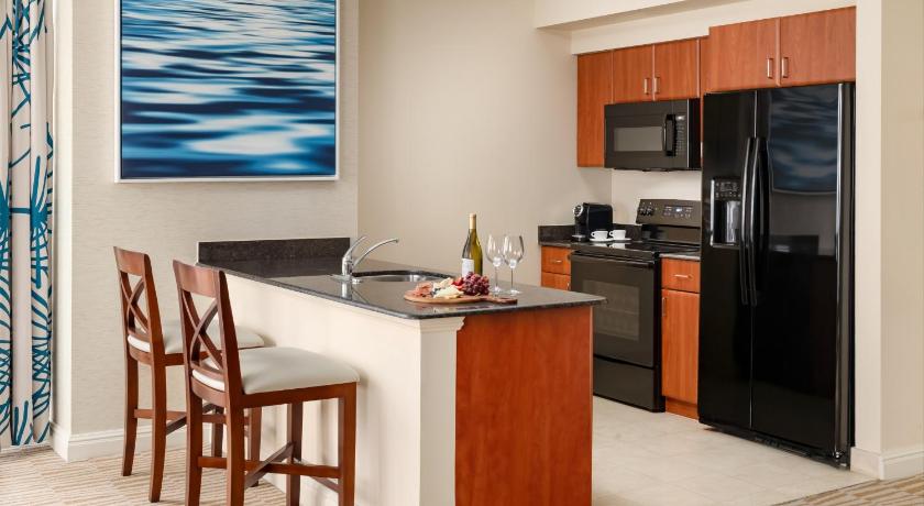 Immagine di Suite con 2 Camere da Letto, Cucina e Vista Oceano Parziale (2 Bedroom Suite - Partial Ocean View - Kitchen) 1
