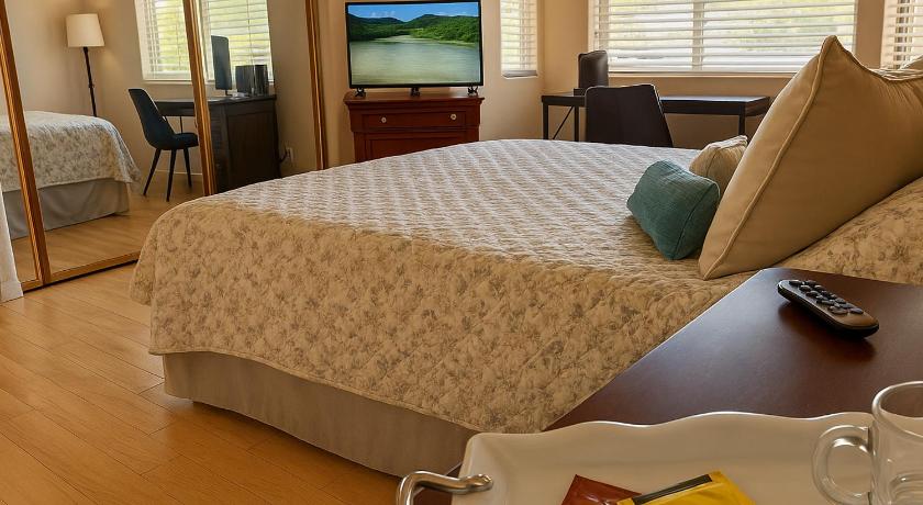Stallion Crest Suite with TV and private bathroom