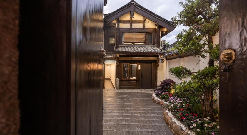 Songfeng Sanshu  Garden Courtyard  Lijiang Old Town Mufu Store - image 24