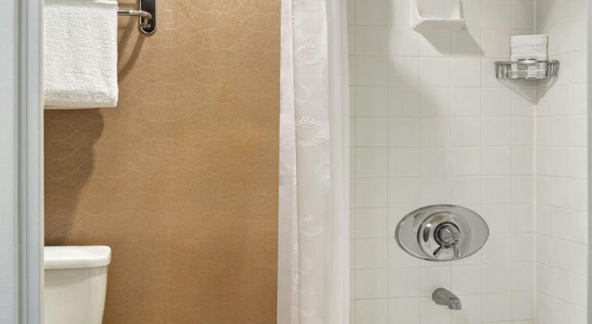 Image of Traditional King Room - Hearing Accessible 14