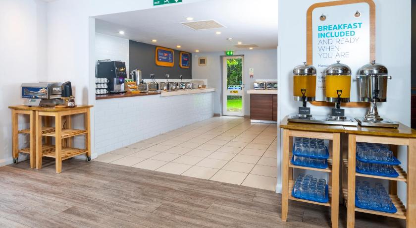 ウォリック Holiday Inn Express Warwick - Stratford-upon-Avon By IHG 3つ星 ホテル 外観