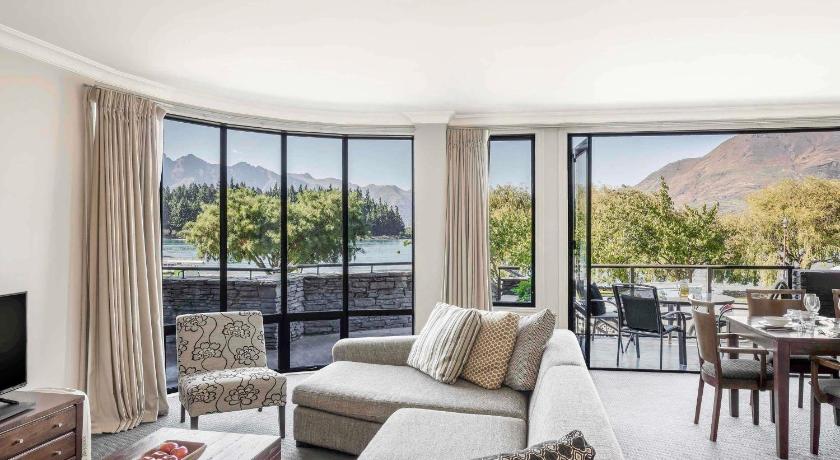 Image of Three-bedroom ground floor lake view apartment 1