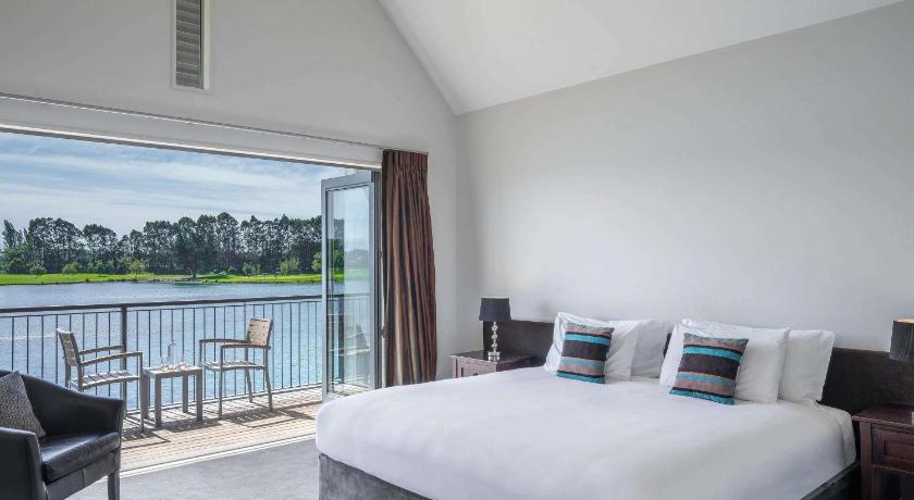 Image of Lakeside Villa 4