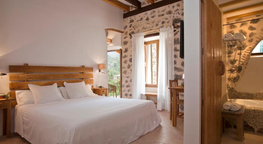 Image of Deluxe Double Room  Historic Building with Spa Access 6