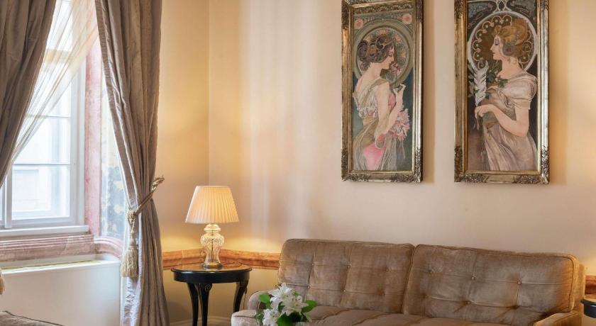 Image of Mucha King Suite with Street View 6