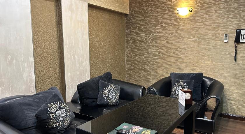 Image of Family Room with Parking 8