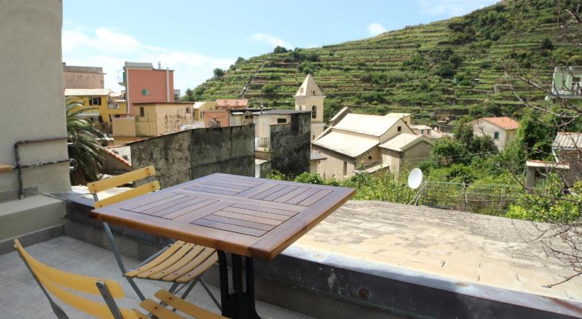 a wooden bench sitting on top of a hill, 5 TERRE PELAGOS in Riomaggiore