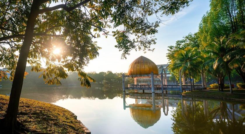 莎阿南 Discover Your 3-Bedroom Oasis at Sunsuria Forum 4星级 民宿 餐厅