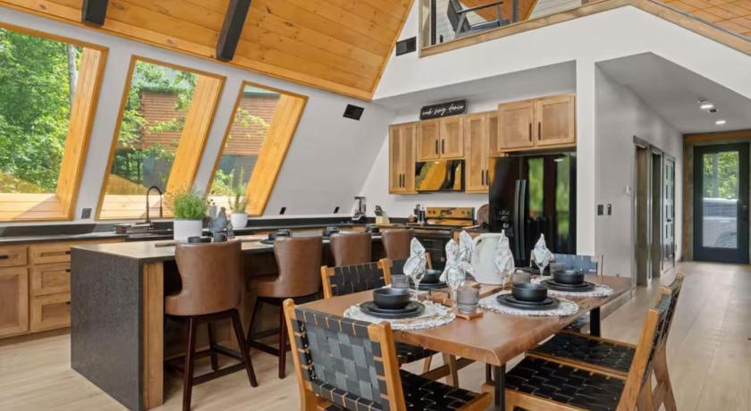 세비어빌 (TN) New Lux A-Frame Cabin near Dollywood! Hot Tub, Fire Pit, Pool & Mountain Vibes! 4성급 숙소 수영장