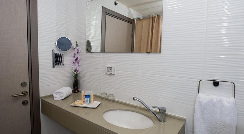 Image of Deluxe Suite with Balcony and Sea View 2