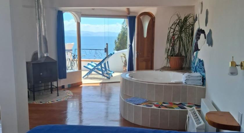 Image of Deluxe Suite with Spa Bath 2