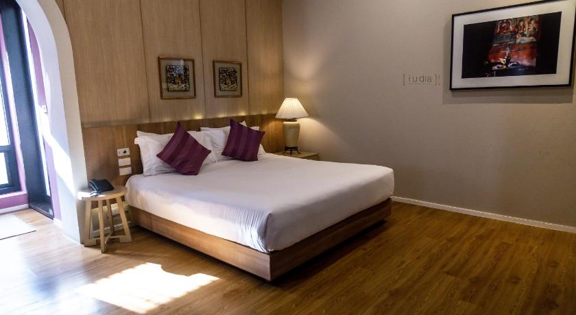 Image of King Room with Pool View 0