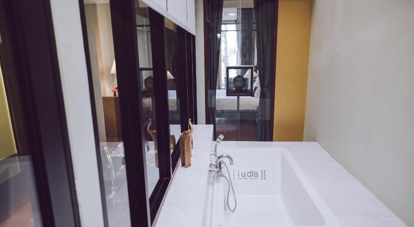 Image of Superior King Room 10