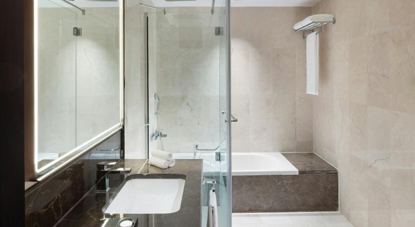 Image of Executive King Suite with City View and Lounge Access 2
