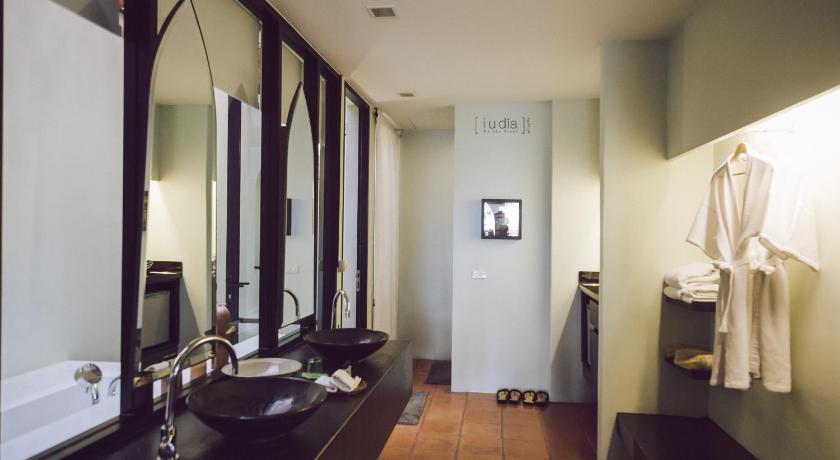 Image of Superior King Room 6