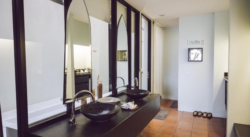 Image of Superior King Room 2
