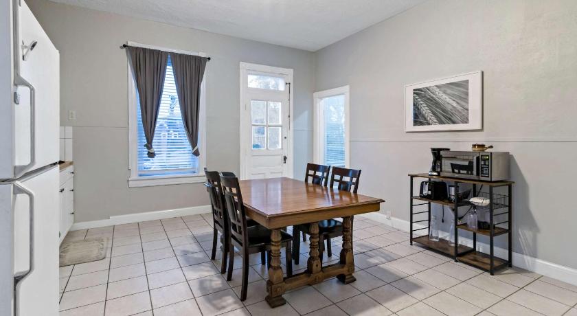세인트 루이스 (MO) Pet-Friendly 2BR Apt w Office & Roku Free Parking in STL 4성급 숙소 객실