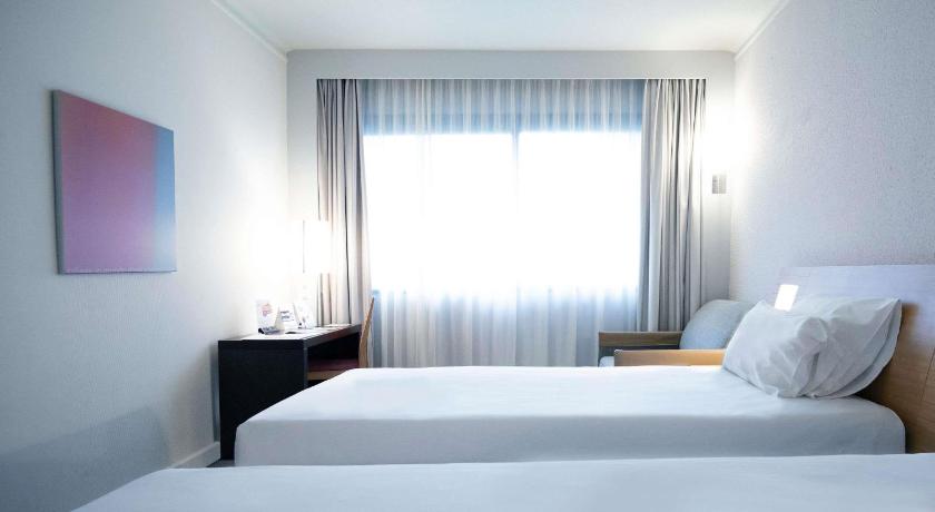 Image of Standard Twin Room, 2 single beds and 1 single sofa bed 4
