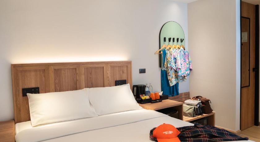 Image of Deluxe Queen Room 8
