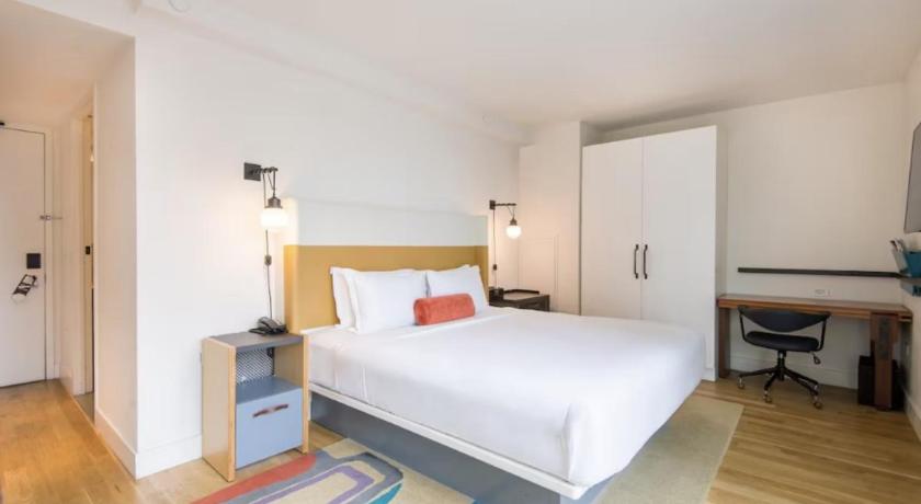 Image of 1 King Bed Standard City View 4