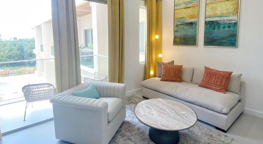 Grand Harbour Hot Spot - Convenient Cayman Stay