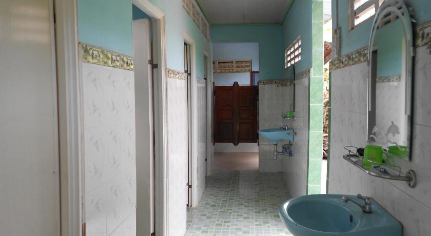 a bathroom with a sink, toilet and tub, Ba Linh Homestay in Vinh Long