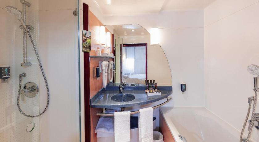 Image of Deluxe Balcony 9