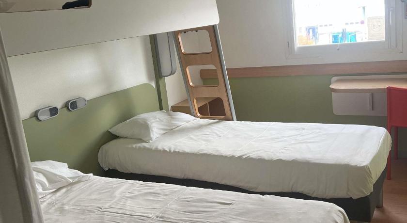 Image of Triple - Room For 3 People With 3 Single Beds. 8