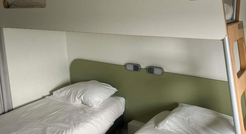 Image of Triple - Room For 3 People With 3 Single Beds. 14