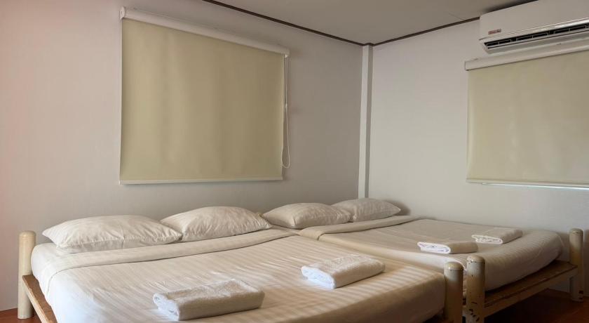 Image of Family Room - 4 16