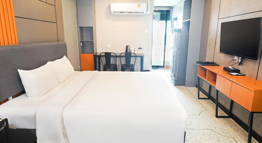 Image of Standard King Room - Non-Smoking 5