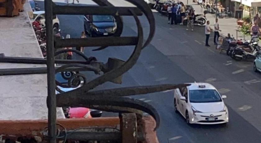 ローマ SWEET DREAM CAVOUR 4つ星 ゲストハウス 外観