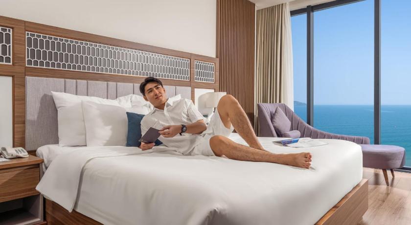 Image of Grand Ocean View King Room 7