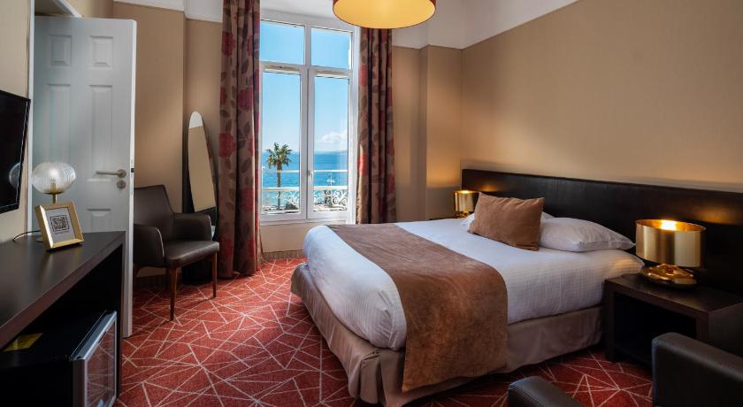 Image of Twin Room with Lateral Sea View 0