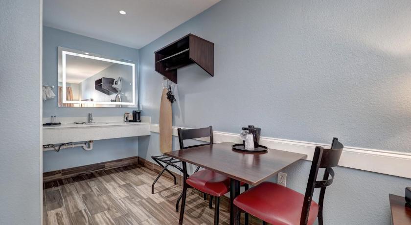 Image of Suite King with Kitchenette Smoke Free 7