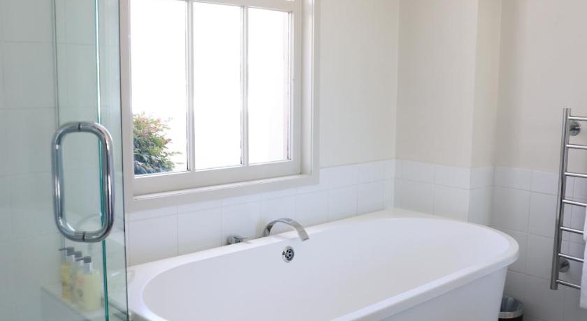 Image of King Room with City View 2