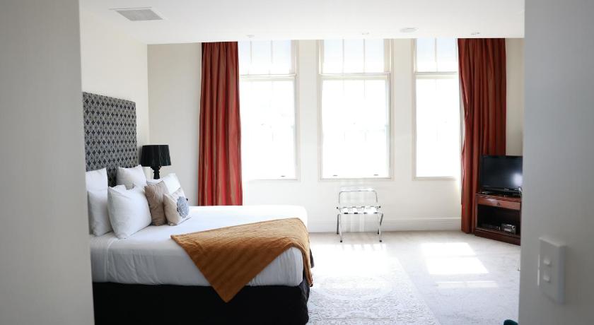 Image of King Room with City View 0