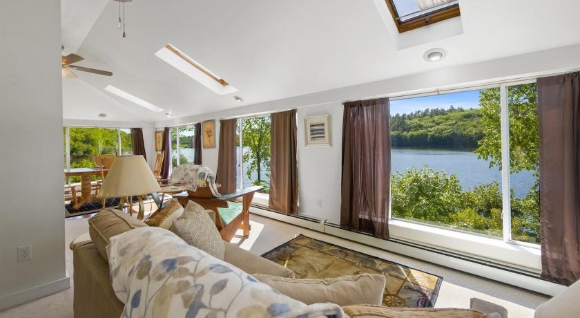 Dedham 180 Degree Lakefront Views-Fire Pit-Swimming 4-Star Accommodation suite
