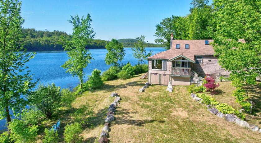 Dedham 180 Degree Lakefront Views-Fire Pit-Swimming 4-Star Accommodation restaurant