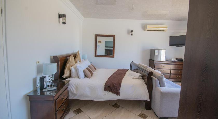 Image of Family Room with Garden View 5