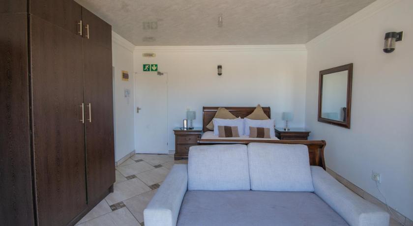 Image of Family Room with Garden View 4