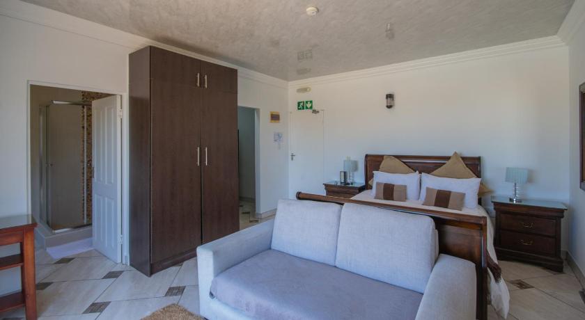 Image of Family Room with Garden View 1