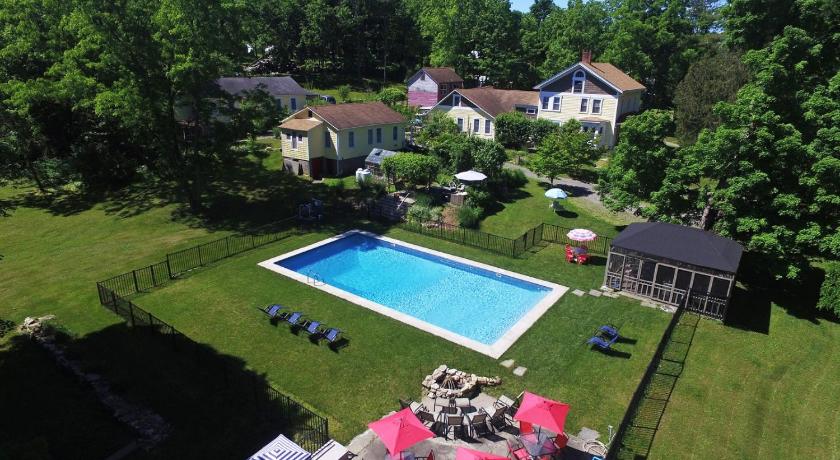 Amenia (NY) The Magnolia Cottage seasonal heated pool Accommodation pool