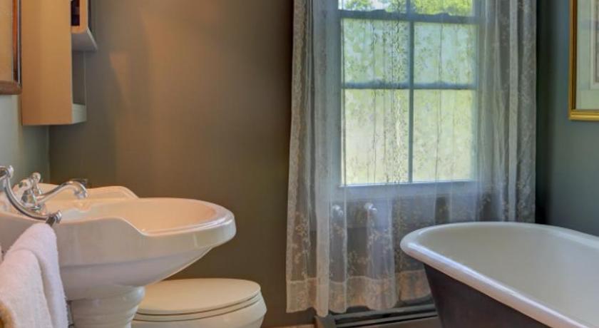 Amenia (NY) The Magnolia Cottage seasonal heated pool Accommodation suite
